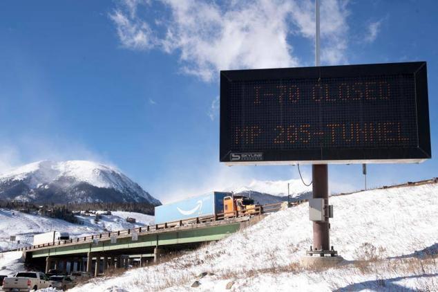 Vehículos se agolpan la carretera I-70, que fue cerrada debido a las condiciones de conducción extremas, en Silverthorne, Colorado, el 22 de diciembre de 2022.