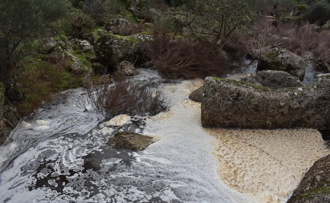 Agua cayendo con fuerza en la zona de las rocas. 