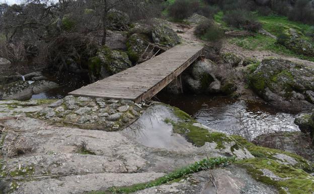 Algunos puentos han perdido las barandillas laterales.