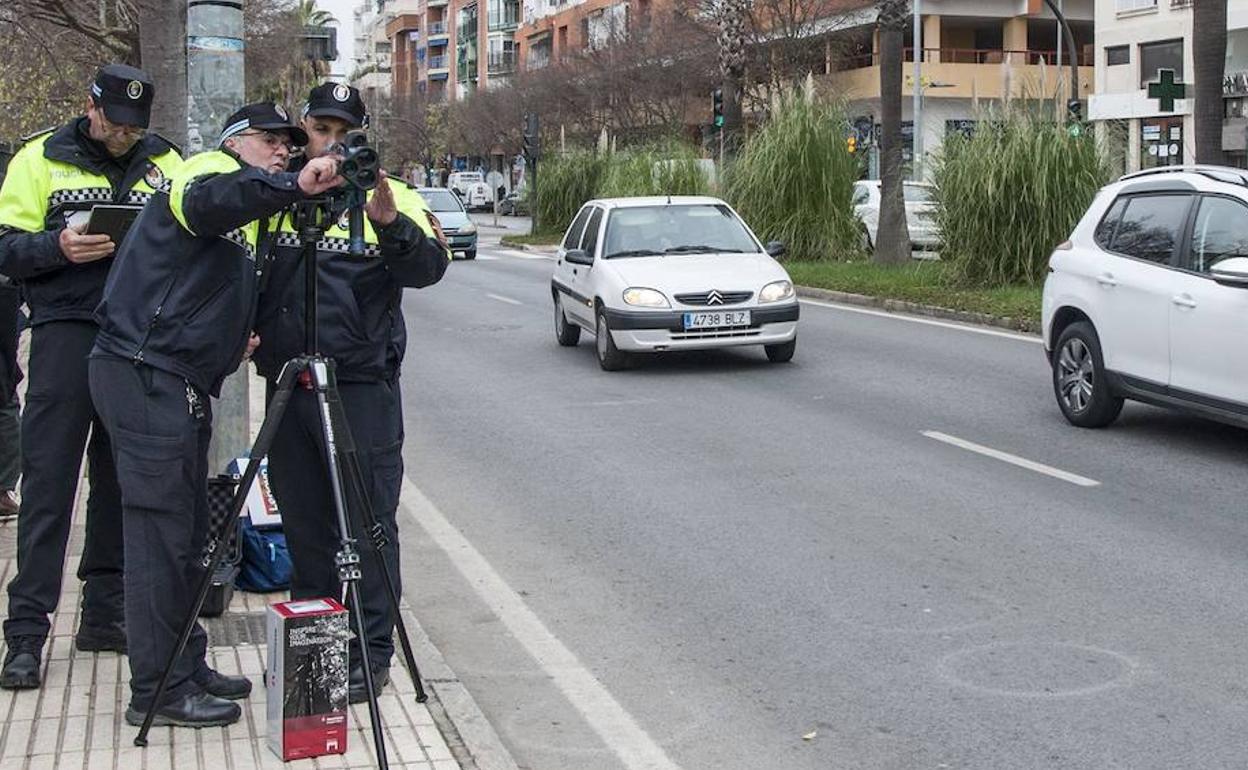 Agentes de la Policía Local prueban un radar móvil cedido por la Diputación a un ayuntamiento.