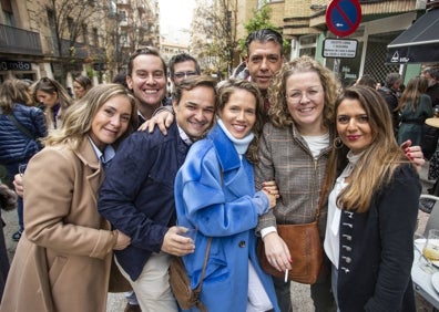 Imagen secundaria 1 - Varios grupos disfrutando de las cañas de Nochebuena en el centro. la zona 'de los obispos' se puso a rebosar desde mediodía en Nochebuena. 