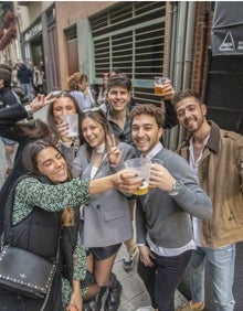 Imagen secundaria 2 - Varios grupos disfrutando de las cañas de Nochebuena en el centro. la zona 'de los obispos' se puso a rebosar desde mediodía en Nochebuena. 