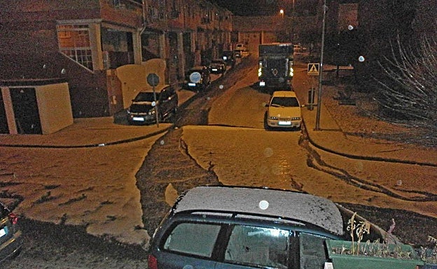Imagen principal - En la imagen de arriba, vehículos de blanco por la granizada en La Cañada. Abajo, el deshielo en la zona de la Bondad. A la derecha, la portada de HOY en la que aparece un camión de Conyser en plena actividad. 