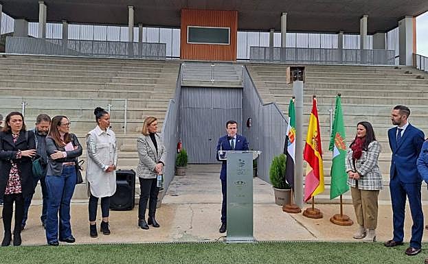 Imagen principal - Arriba, inauguración del campo de fútbol. Debajo, visita al centro de día. 
