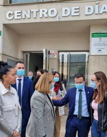 Imagen secundaria 2 - Arriba, inauguración del campo de fútbol. Debajo, visita al centro de día. 