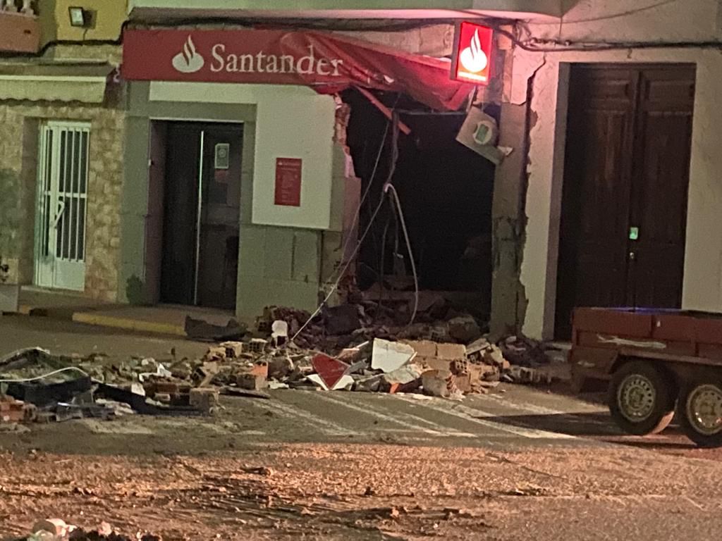 Aspecto de la sucursal bancaria después del suceso. 