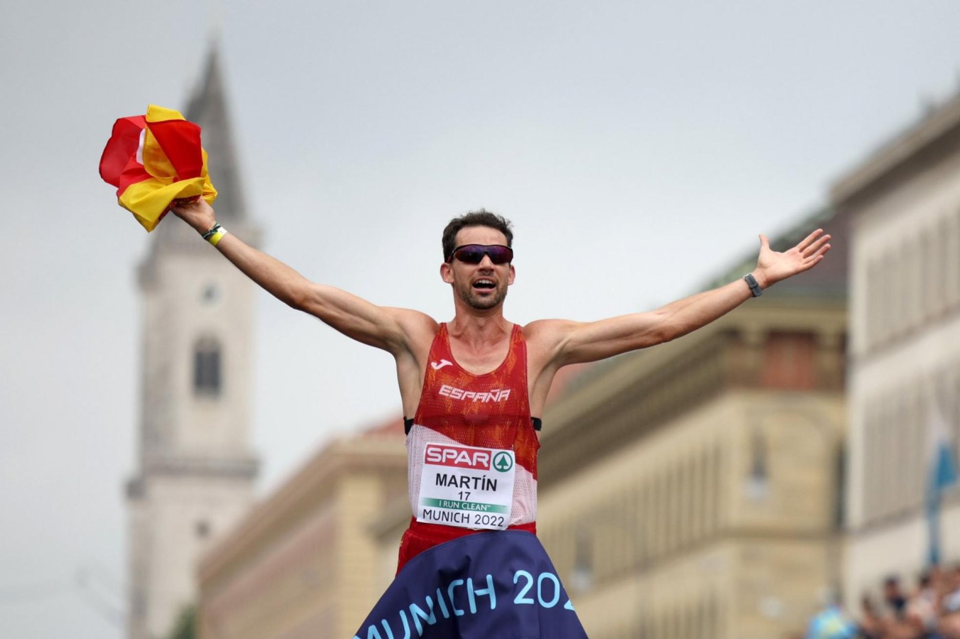 Álvaro Martín cruza la meta como campeón de Europa de 20 km marcha en Munich. 