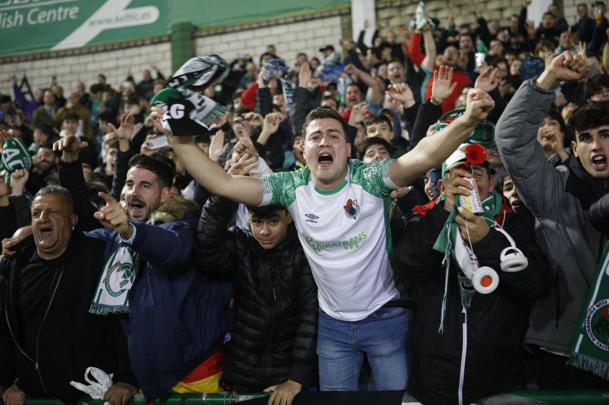 Aficionados del Cacereño, en plena celebración el pasado jueves. 