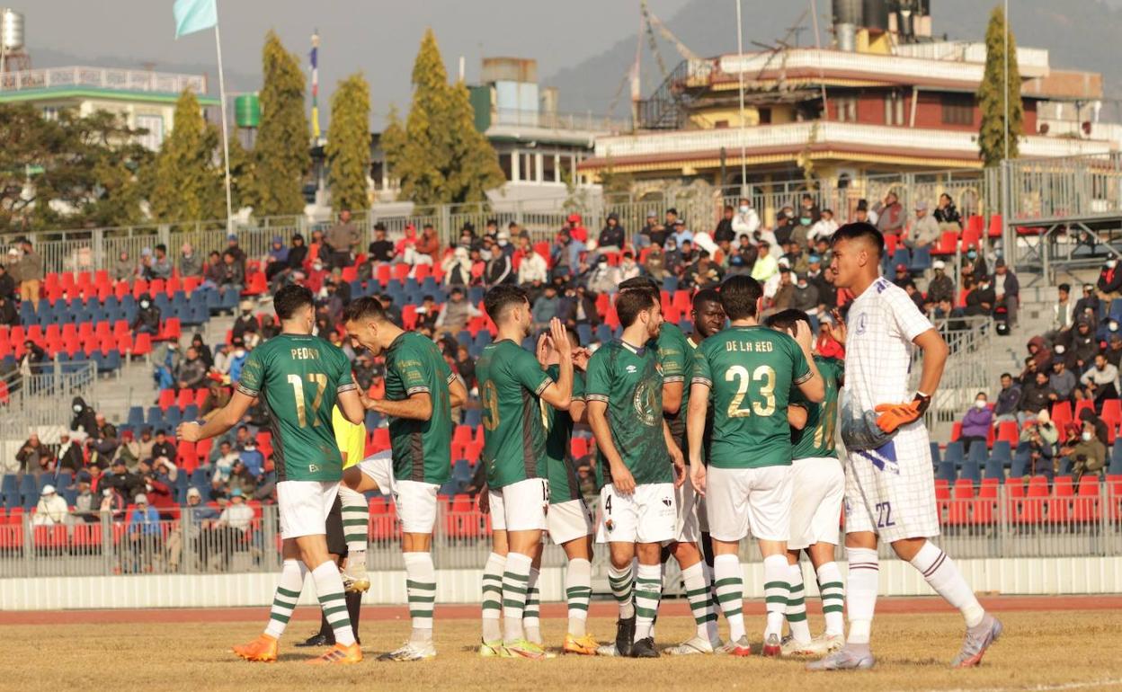 Celebración del primer gol del Cacereño en Pokhara. 