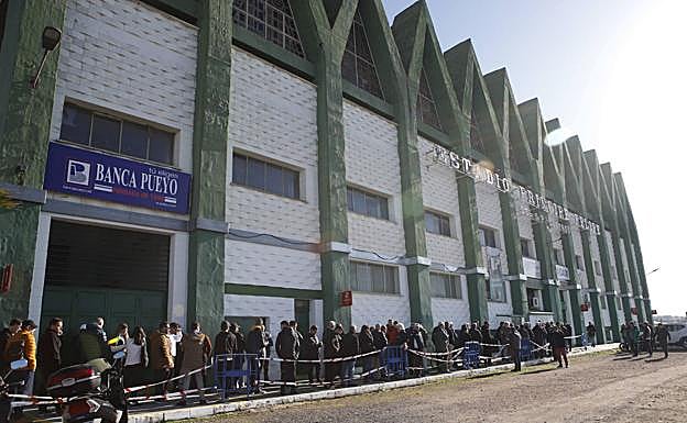Colas en el estadio Príncipe Felipe para adquirir los pases. 