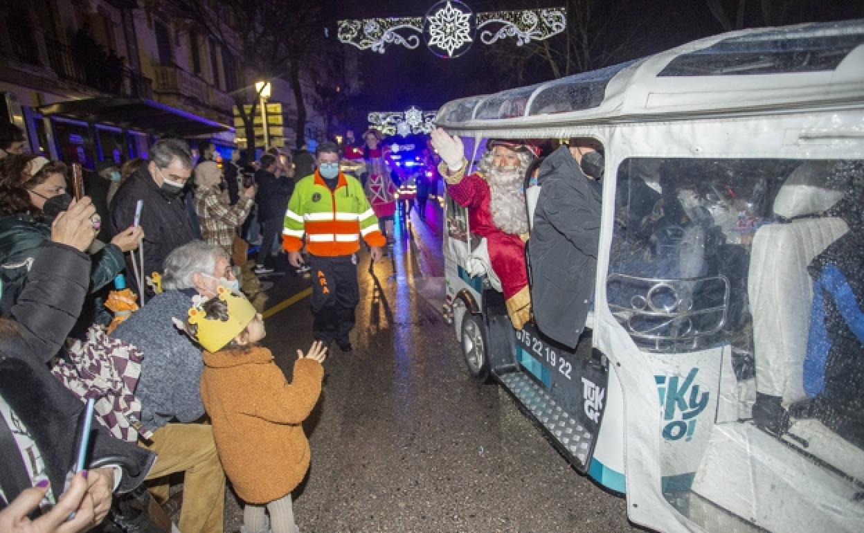 Los Reyes Magos recorrieron el tramo final de la cabalgata cacereña el año pasado en 'tuk-tuk'