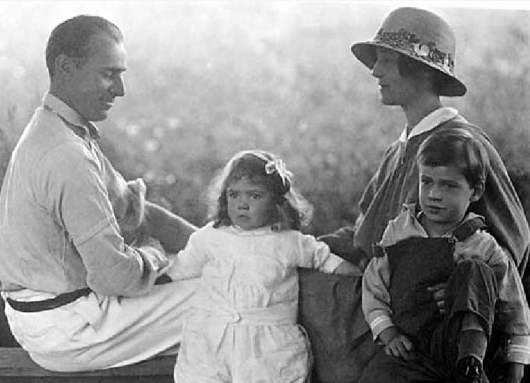 Charles y María con dos de sus tres hijos.