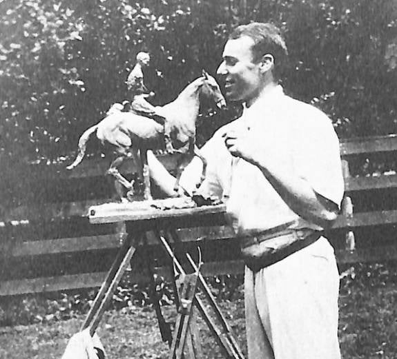 El escultor realizando una de sus obras relacionadas con caballos.