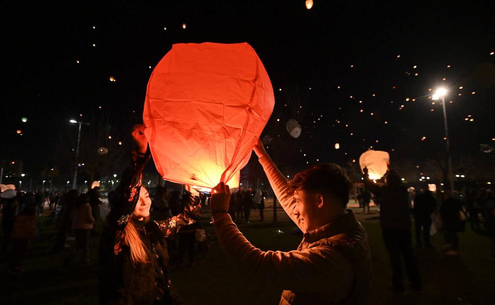 Lanzamiento de farolillos ayer en el parque del Guadiana. 
