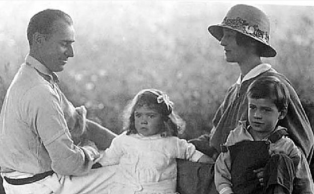 El matrimonio con dos de sus tres hijos. 