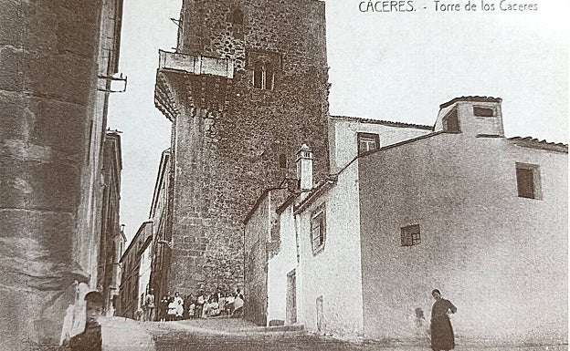 Donde está la mujer a la derecha es donde cayó muerta la víctima, sin que nadie le hubiera ayudado. 
