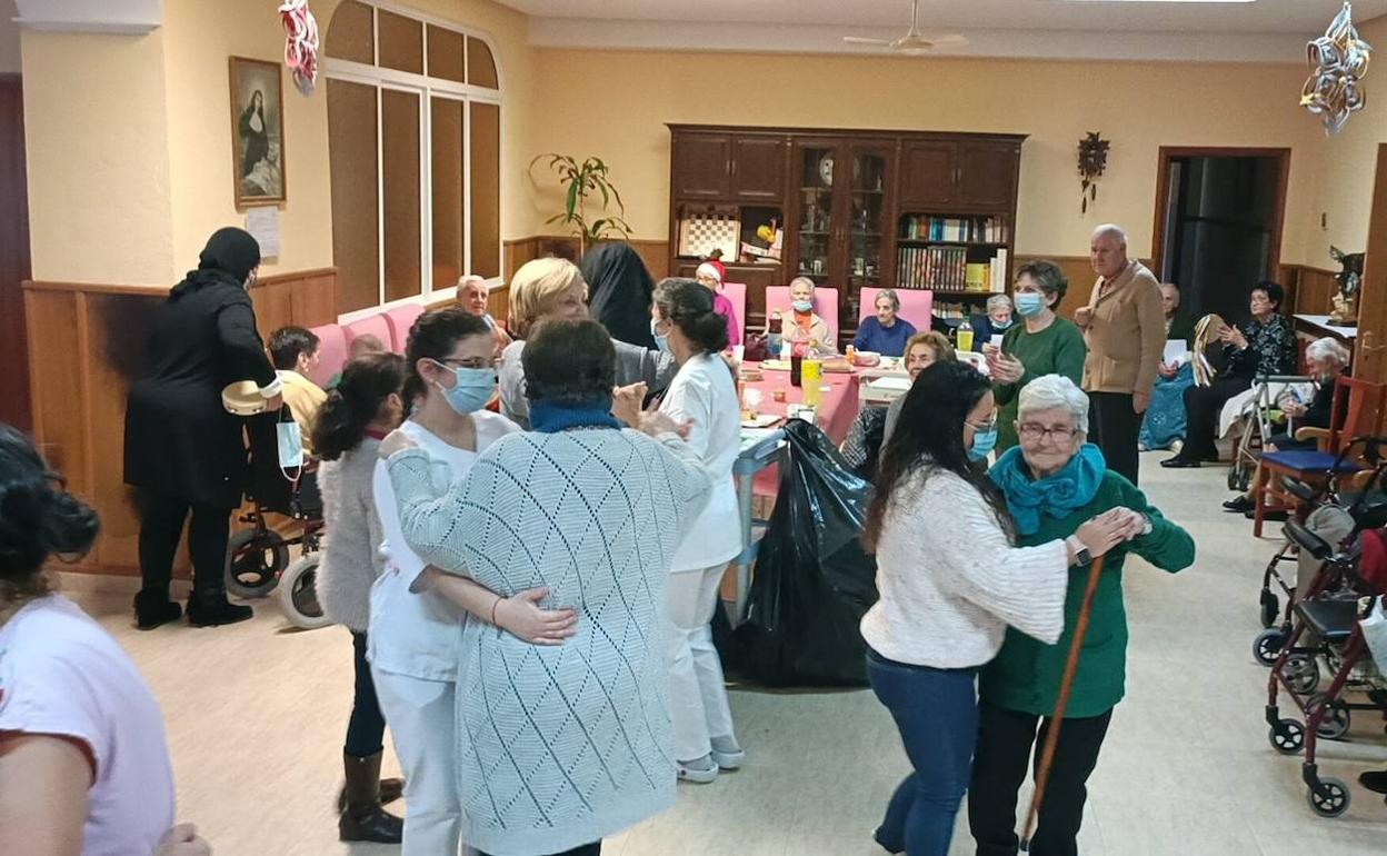 Fiesta celebrada en la residencia Santa Isabel, de Trujillo, en la que participaron voluntarios de la fundación Grandes Amigos. 