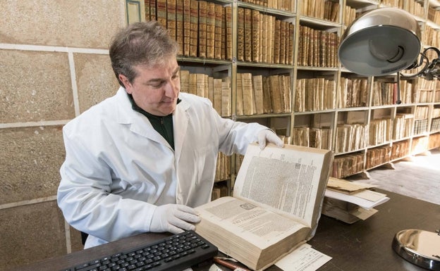 Gorka Díaz Majada, trabajando en la catalogación de los volúmenes, en una imagen del año 2018.