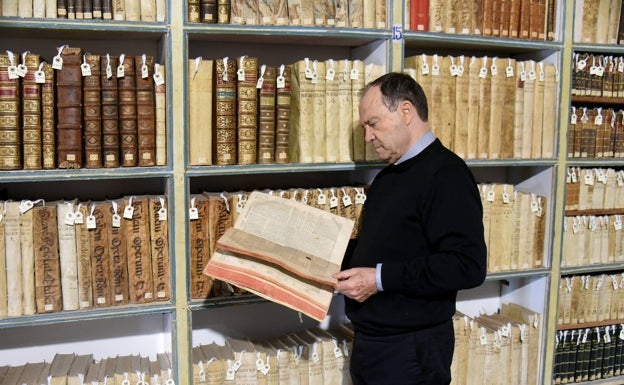 Antonio de Luis Galán, con uno de los ejemplares de la biblioteca, el pasado martes.
