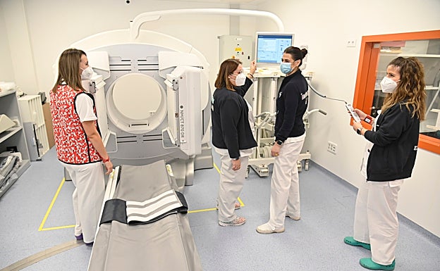 Equipos presentados este viernes en el Hospital Universitario de Badajoz gracias a fondos europeos y del Gobierno.