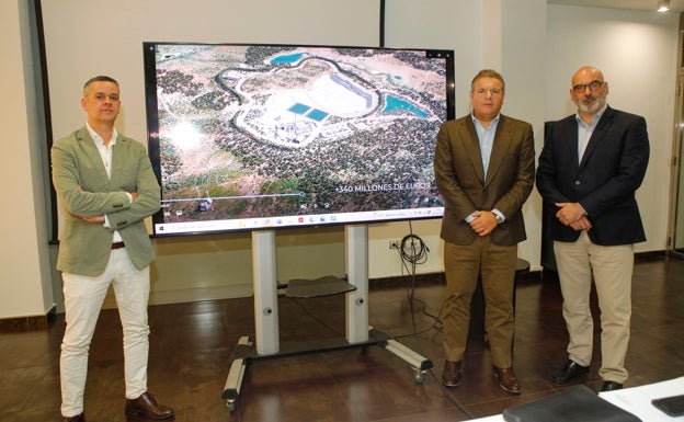 Ignacio Baños, de Lithium Iberia, con Alejandro Ayala y Fernando Abril-Martorell, de Phi4tech. 