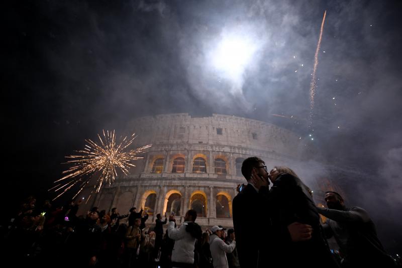 Los fuegos artificiales han iluminado el cielo de Roma para recibir al 2023.
