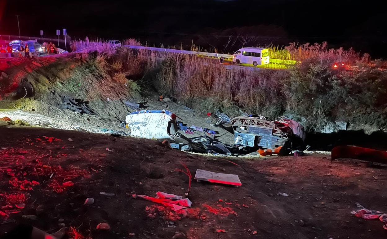 El autobús siniestrado quedó totalmente destrozado.