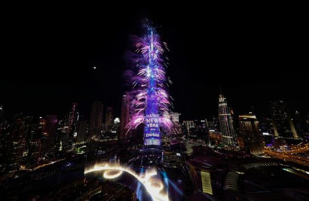 Los fuegos artificiales iluminan el cielo de Dubai desde Burj Khalifa, el edificio más alto del mundo, durante la Nochevieja de 2023