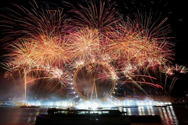 El 'London Eye' ha sido el lugar elegido para dar la bienvenida al nuevo año en Londres.