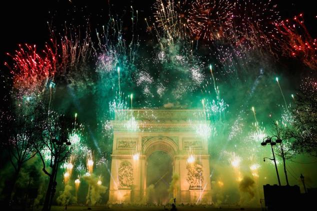 París recibe el Año Nuevo desde el Arco del Triunfo.