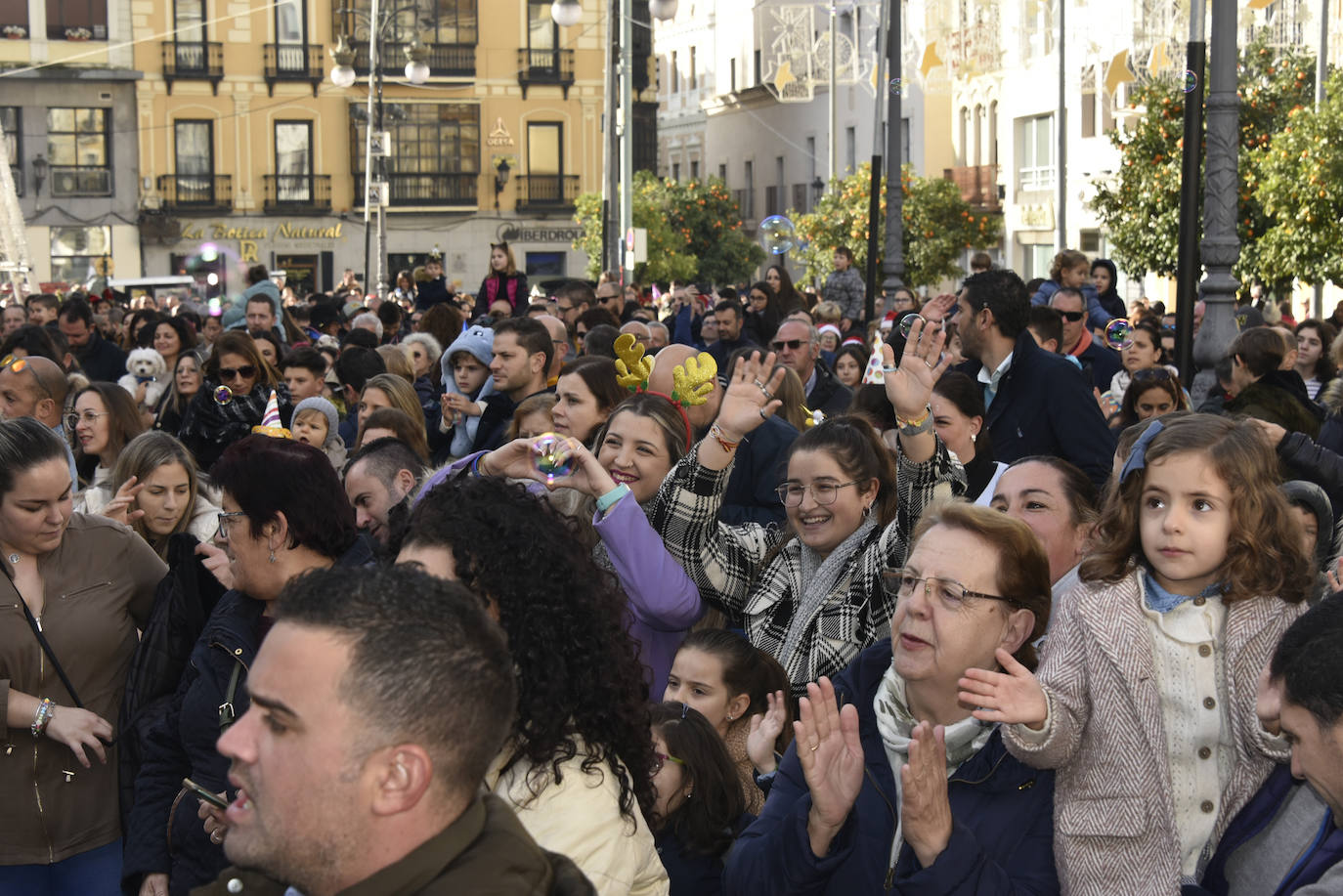 Fotos: La Nochevieja infantil llena la plaza de España de Badajoz