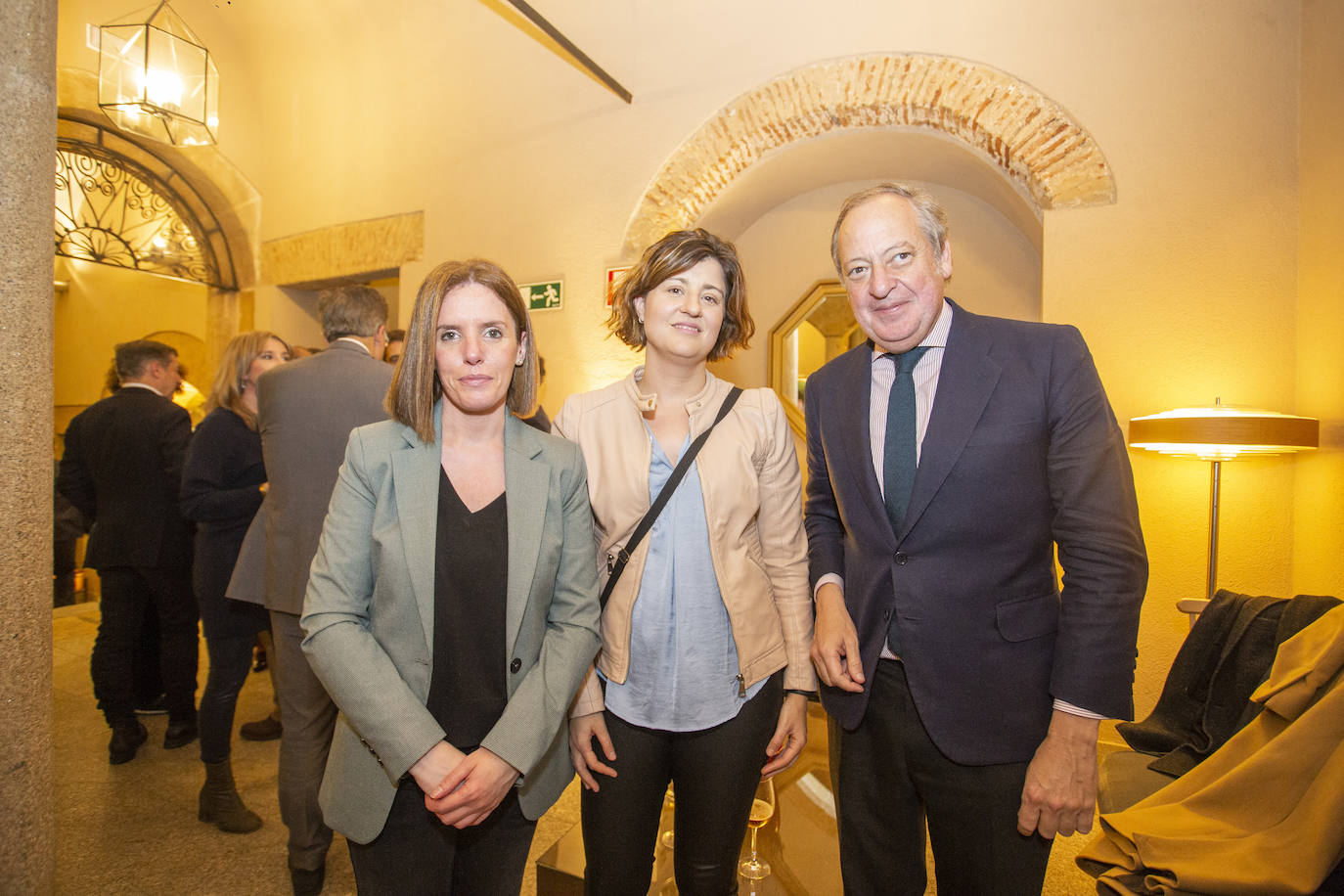 Rodríguez Guitart, director general de HOY, junto a Leonor García y Catherine López, de Fundación Caja Extremadura.