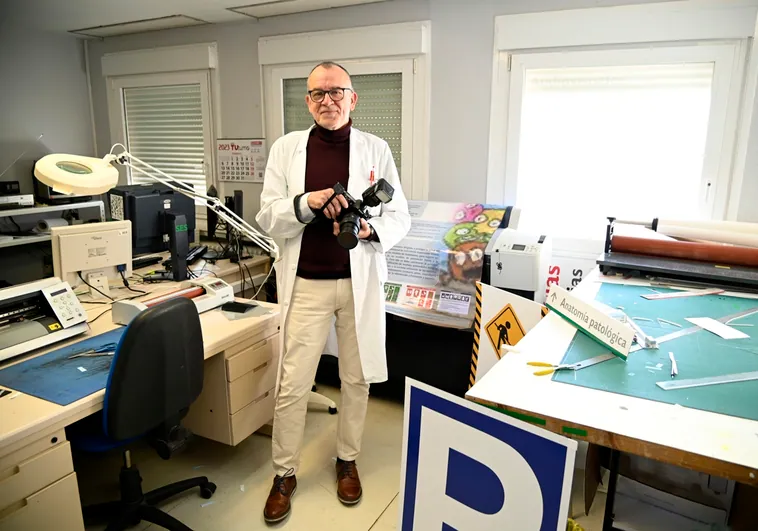 Juan Monje, en el estudio que ha creado en la séptima planta del hospital.