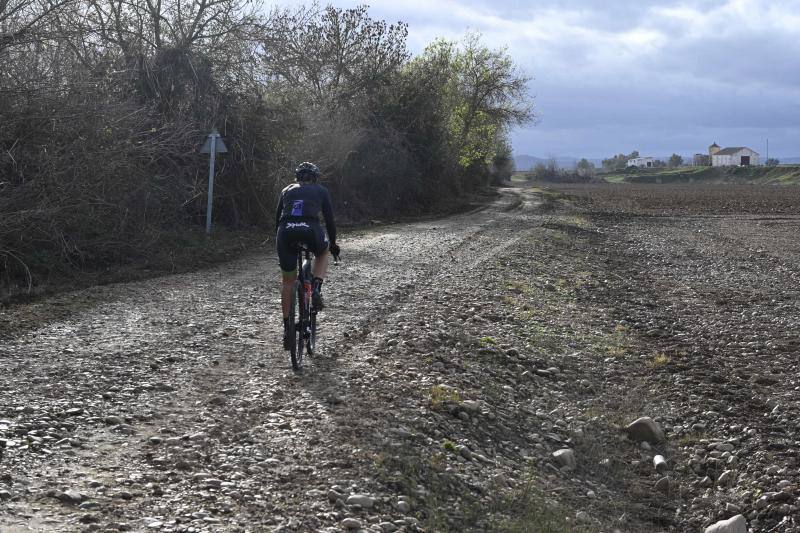 Un ciclista, hacia la pasarela por la margen derecha.