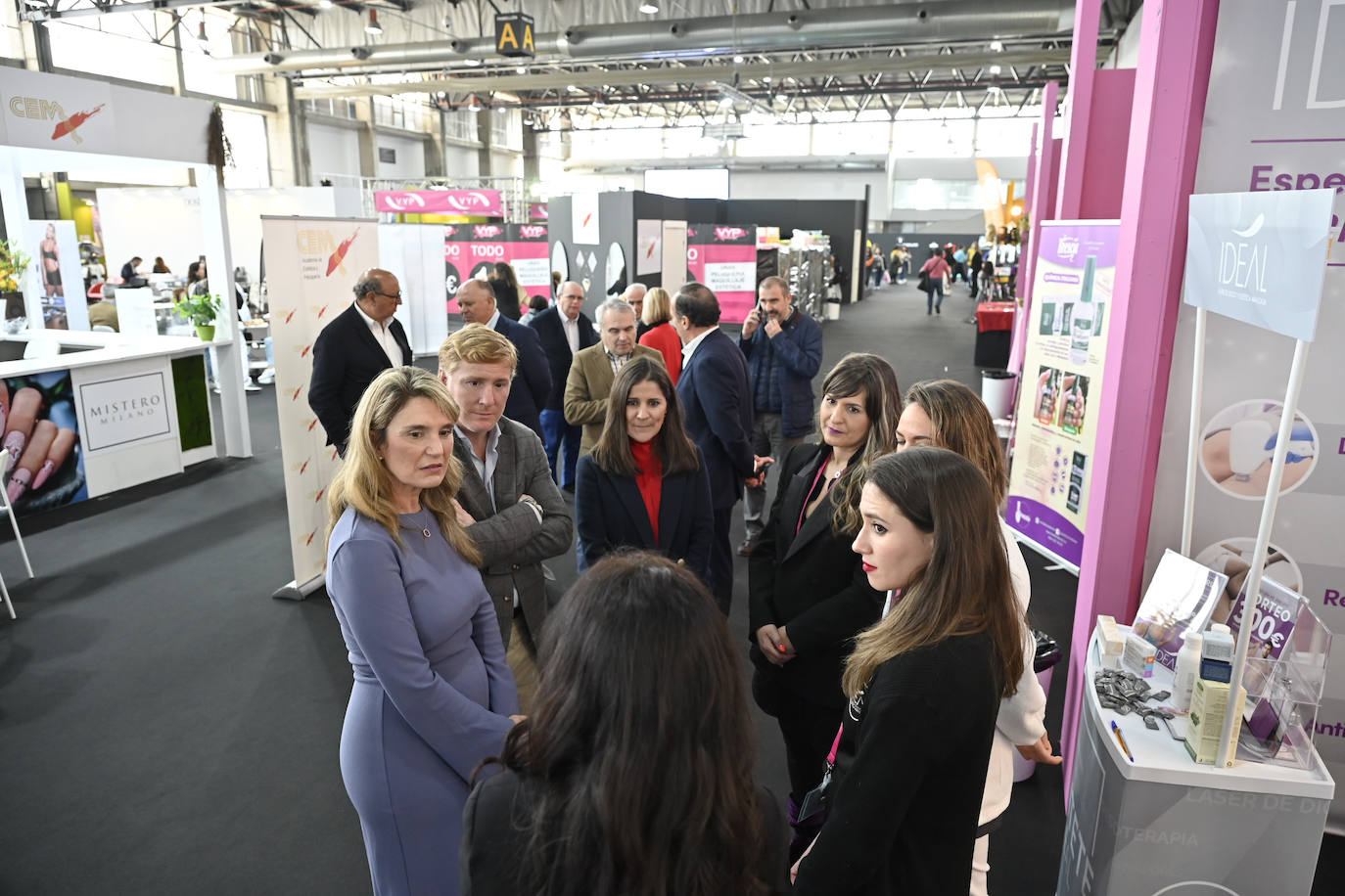 Las autoridades en la apertura de la Feria de la Belleza.