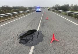 Antes de cerrar un tramo de la carretera la Guardia Civil impidió el paso en el carril más afectado.