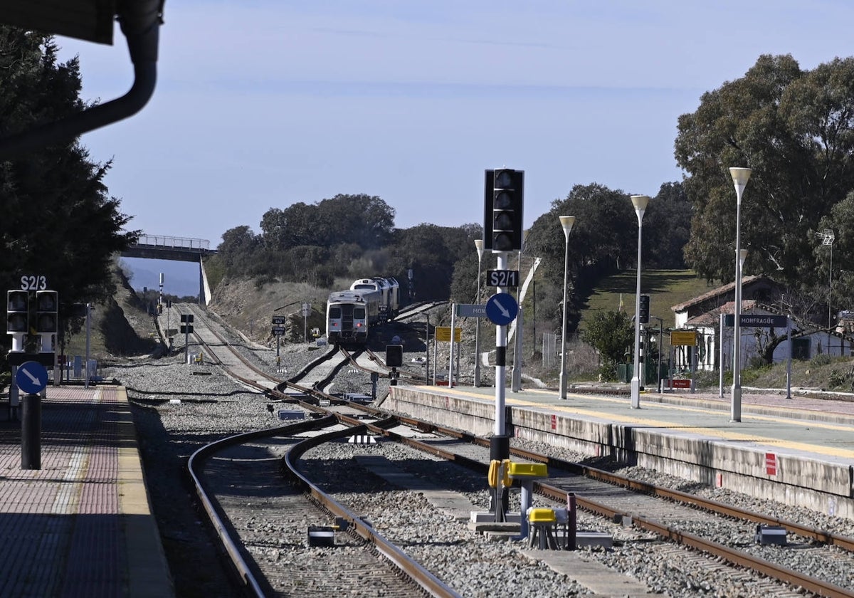 Un tren por la vía convencional de Extremadura a Madrid junto a la estación de Monfragüe, cerca de Plasencia.