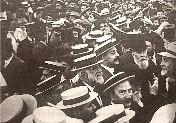 Moret, a la derecha, en una manifestación en 1909.