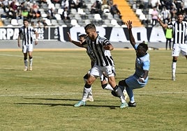 Ferrón, en una acción del partido de la primera vuelta, será la referencia arriba por la baja de Gorka.