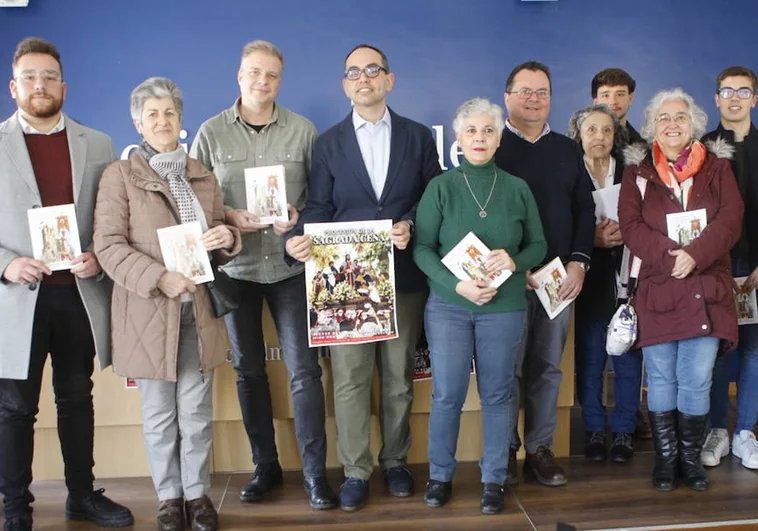 Integrantes de la cofradía de la Sagrada Cena, este sábado tras la presentación de la revista y el cartel de Semana Santa.