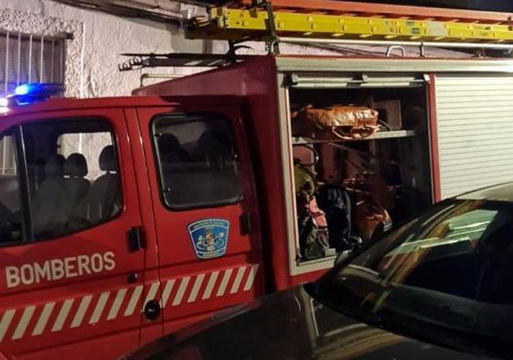 Los bomberos durante la intervención