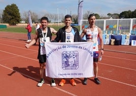 Carlos Rodríguez, segundo clasificado, Jose Pedro Antunes, ganador, y Javier Canelada, tercero, posan tras entrar en meta.