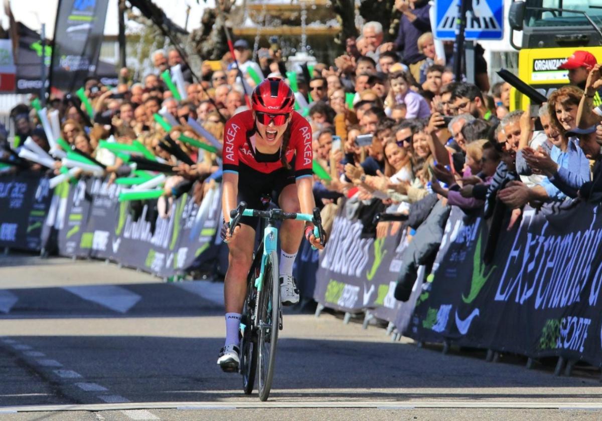 Armitage, primera mujer en conquistar la Vuelta a Extremadura en su modalidad femenina.