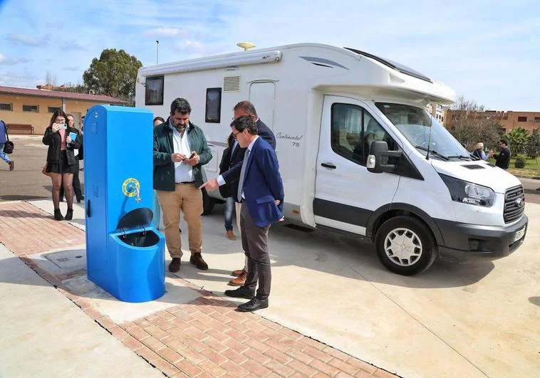 El presidente de la Diputación de Badajoz y el alcalde de Mérida en la nueva zona de autocaravanas.