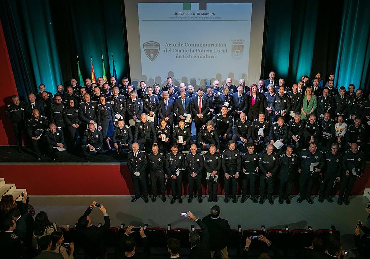 Hornachos acoge la entrega de medallas y distinciones a los agentes de la Policía Local