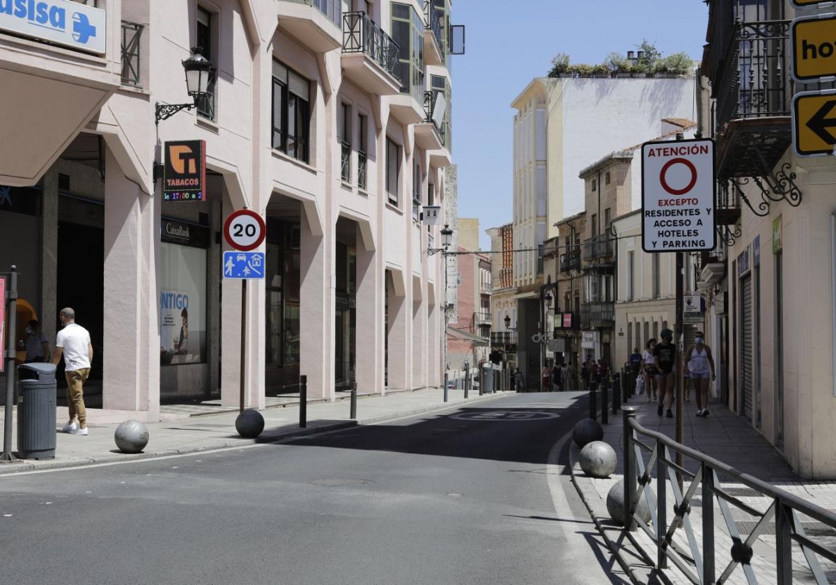 La calle San Antón tendrá plataforma única.