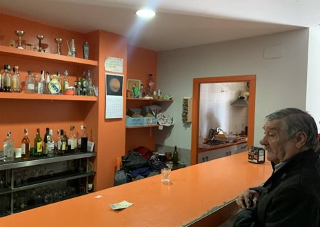 Imagen secundaria 1 - Arriba, Laura Escobar, en la peluquería, con una clienta. Abajo, Antonio García, cliente del hogar de mayores, se dispone a abonar su consumición, ya con luz en el local. Abajo, una vecina abre la puerta del negocio.