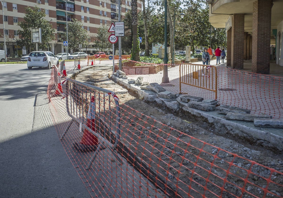 El carril arranca junto al Puente Real, por la calzada.