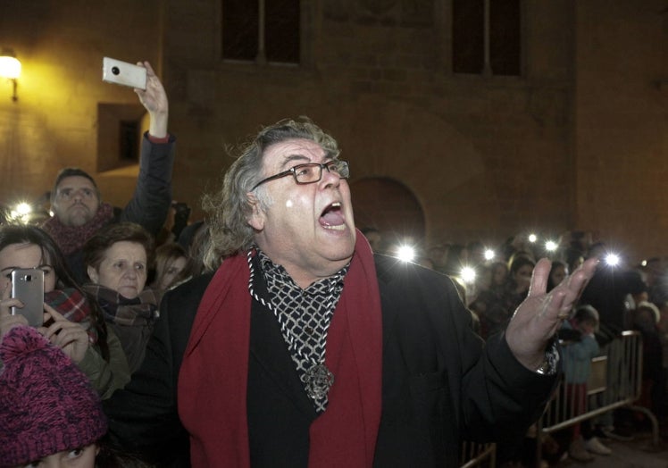 Juan Corrales cantando una saeta al Cristo Negro en 2016.