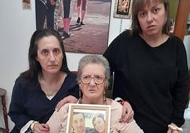 Las hermanas y la madre de Juan Carlos muestran una foto del fallecido.